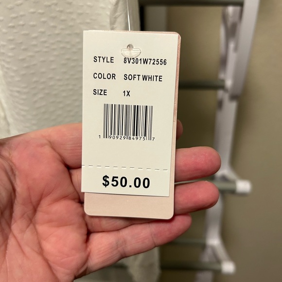 Women’s 1X White top with banded bottom, brand new with tags. - Picture 3 of 5